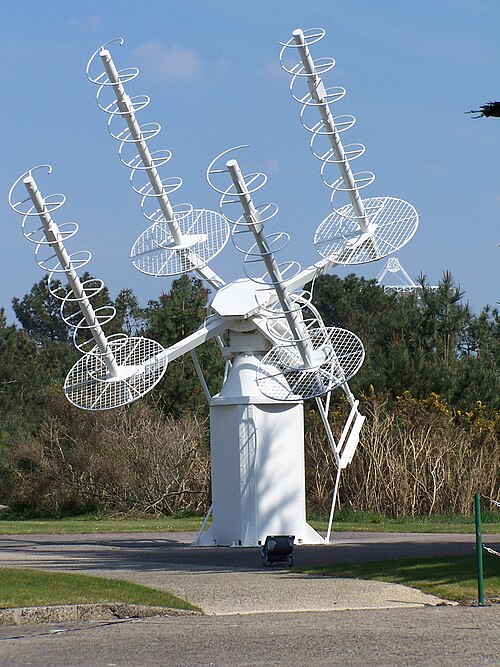 Réseau de quatre antennes hélicoïdales utilisées comme antenne de poursuite de satellite, Pleumeur-Bodou, France
