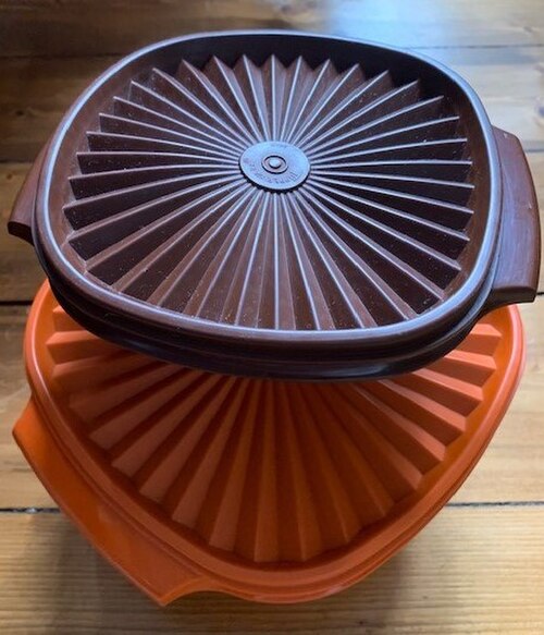 2 boîtes Tupperware colorées