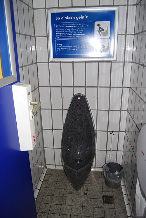 Urinoir sans eau pour femmes dans une gare de Francfort, Allemagne