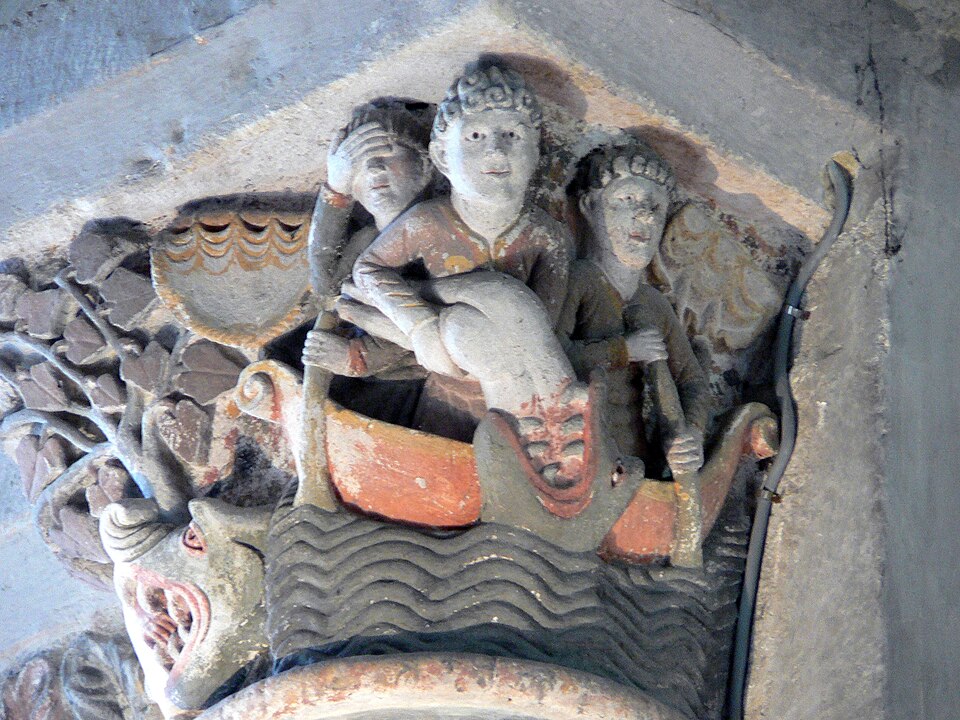 Jonas avalé par la baleine, chapiteau dans la nef de l'abbaye de Mozac