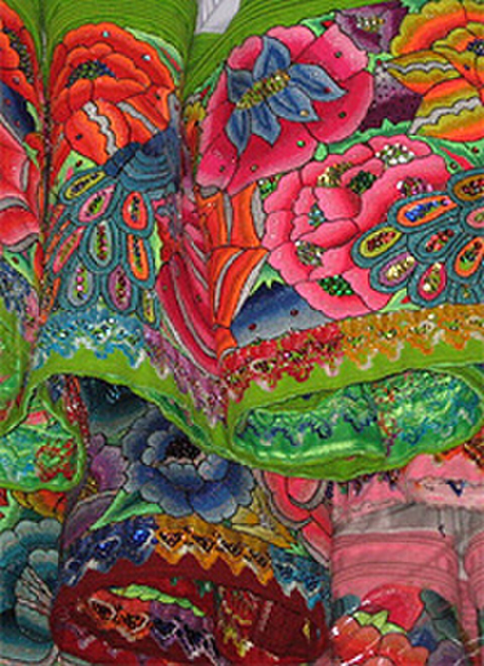 Jupes brodées par la famille Alfaro-Nùñez de Cochas, au Pérou, selon des techniques de broderie péruviennes traditionnelles.
