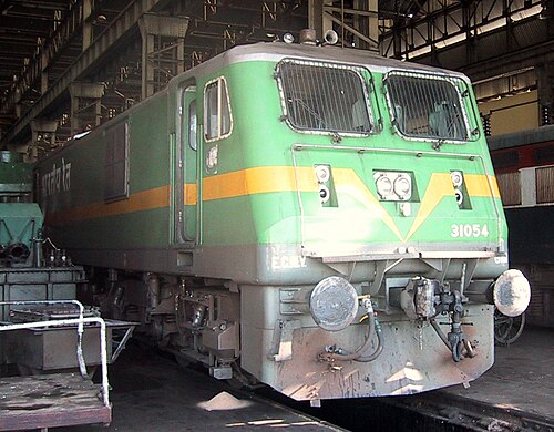 Attelage double sur une locomotive moderne. (Locomotive indienne de classe WAG-9) La chaîne est montée sur une charnière à droite de l'attelage AAR