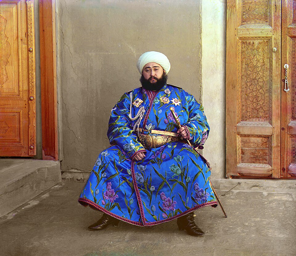 La robe ornée de médailles d'Alim Khan véhicule un message social sur sa richesse, son statut et son pouvoir.