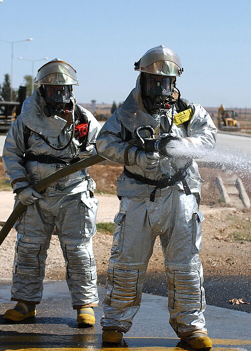 Des pompiers turcs en équipement de protection de niveau MOPP 4 lors d'un exercice organisé à la base aérienne d'Incirlik, en Turquie