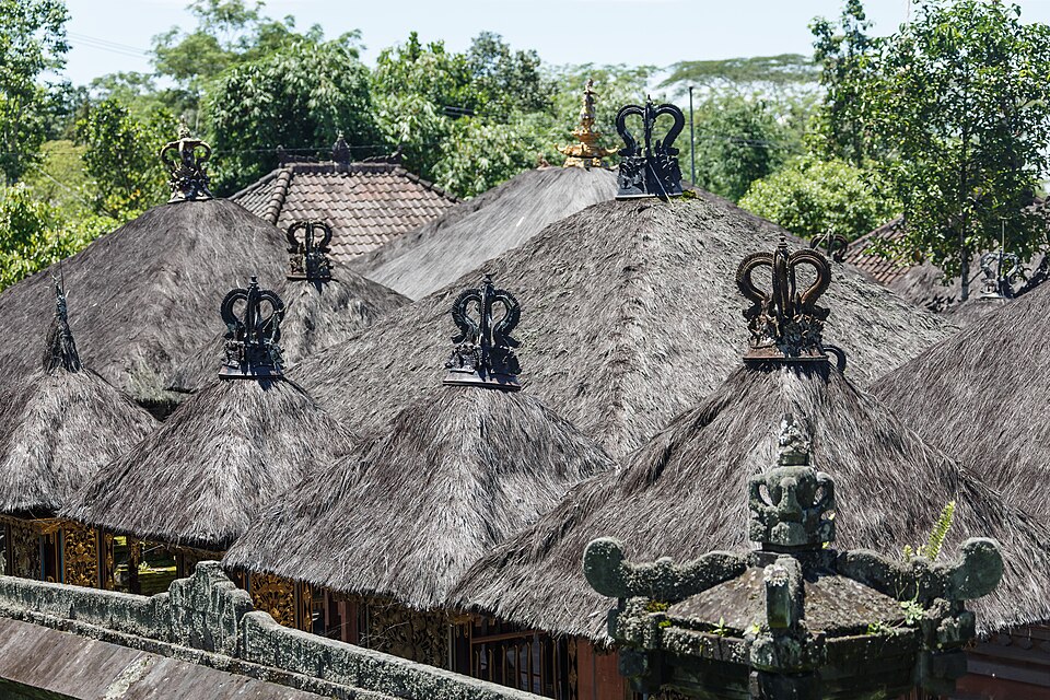 Toit de chaume en ijuk, ou fibres de palmier à sucre noir, à Besakih, Bali