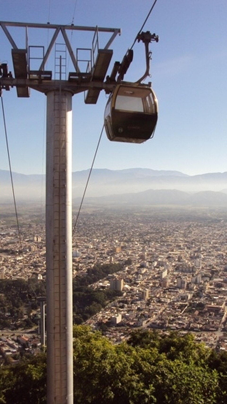 Un téléphérique (télécabine) à Salta près de la Plaza del Lago