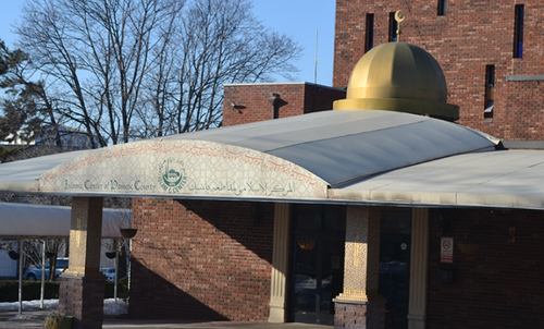 Le Centre islamique du comté de Passaic, Paterson, comté de Passaic, a été fondé en 1990. Le New Jersey abrite l'une des plus fortes concentrations de population musulmane de l'hémisphère occidental (3,5 %), et Paterson, qui abrite le Centre islamique du comté de Passaic, est l'épicentre de la communauté musulmane du New Jersey, ce qui a valu à South Paterson d'être surnommé Little Istanbul et Little Ramallah.[170]
