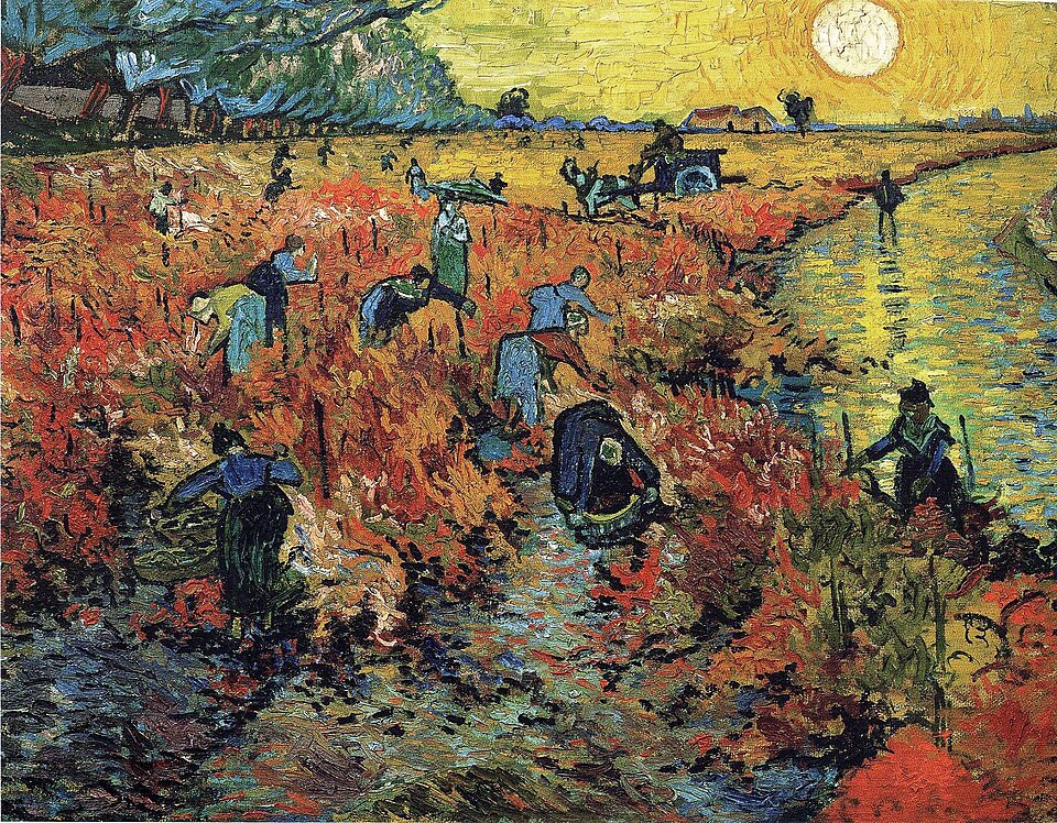 Un vignoble où de nombreuses personnes travaillent à la cueillette des fruits, sous un soleil radieux qui brille dans le ciel.