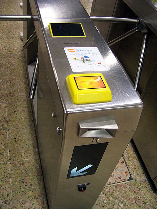 Un portique de ticket MTR avec un lecteur Octopus