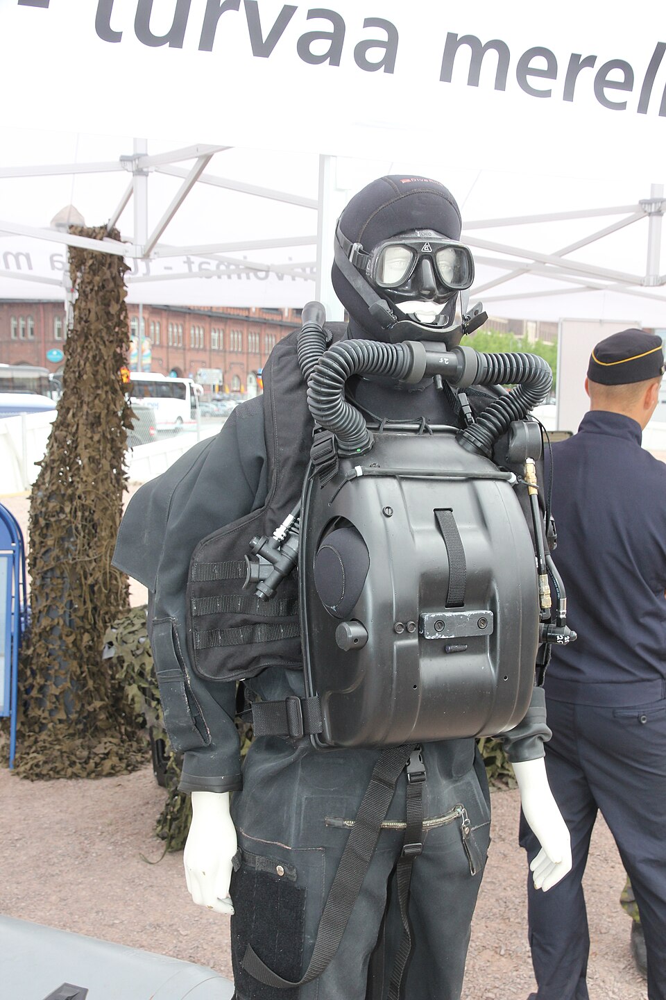 Mannequin portant l'équipement d'un plongeur de combat de la marine finlandaise. Le recycleur thoracique est probablement un Viper S-10.