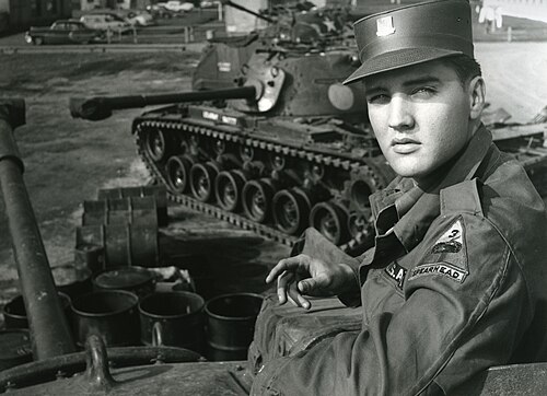 Elvis Presley pose devant la caméra pendant son service militaire sur une base américaine en Allemagne.