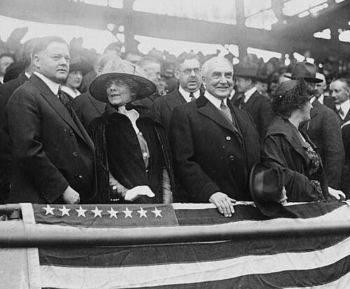 Le futur président Hoover (à gauche) et l'actuel président Harding et ses épouses, 1922