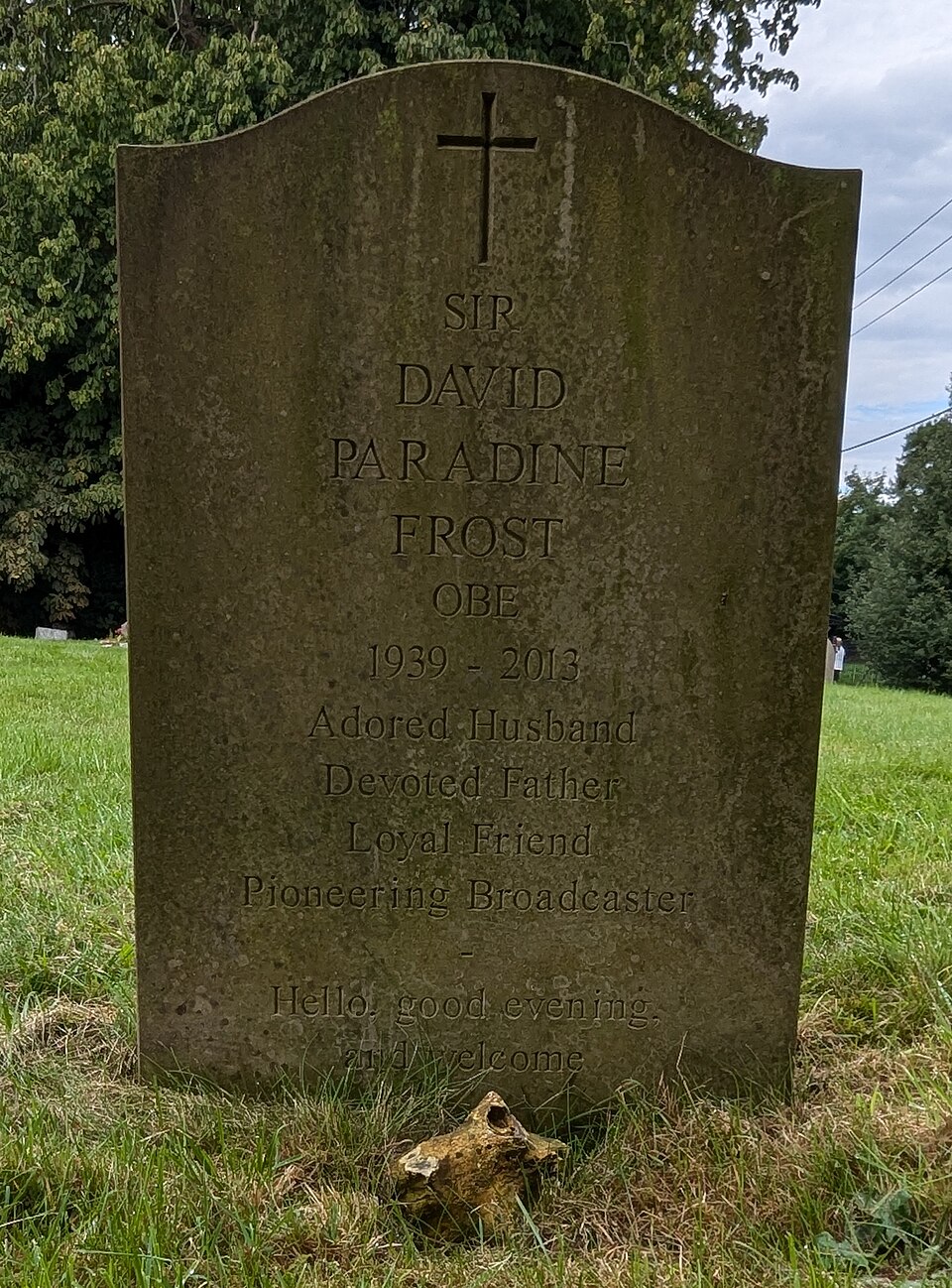 Pierre tombale de Sir David Frost dans le cimetière de l'église Holy Trinity, Nuffield, Oxfordshire, Angleterre. Septembre-2024.