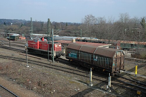 Une locomotive de manœuvre poussant un wagon sur la bosse de la gare de triage de Kornwestheim.