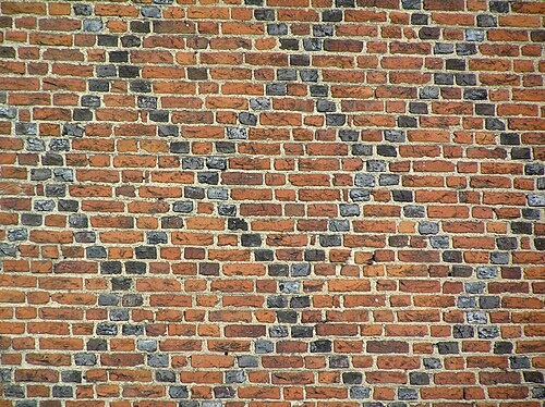 Motif décoratif en briques cuites à haute température dans le château de Radzyń (XIVe siècle)