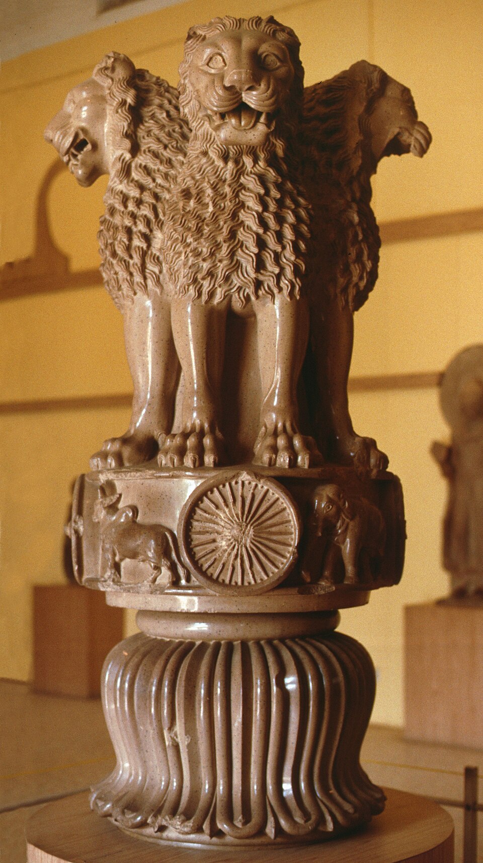 Le chapiteau aux lions d'Ashoka et emblème national de l'Inde, actuellement conservé au musée archéologique de Sarnath, tel qu'il apparaissait en 2011.