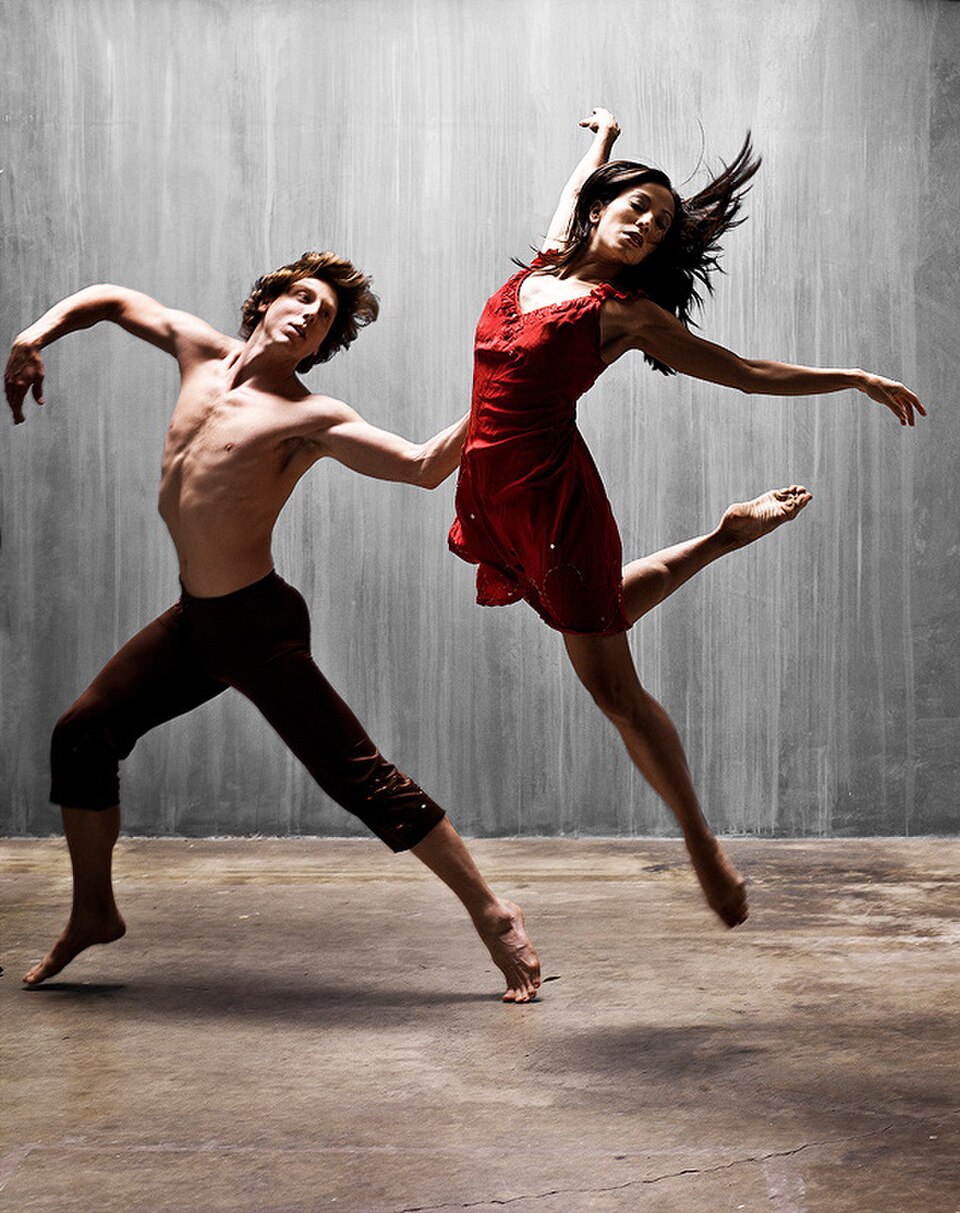 Un homme et une femme, en plein saut