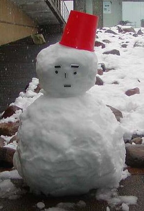 Bonhomme de neige japonais ("Yukidaruma") avec 2 parties et un chapeau seau.