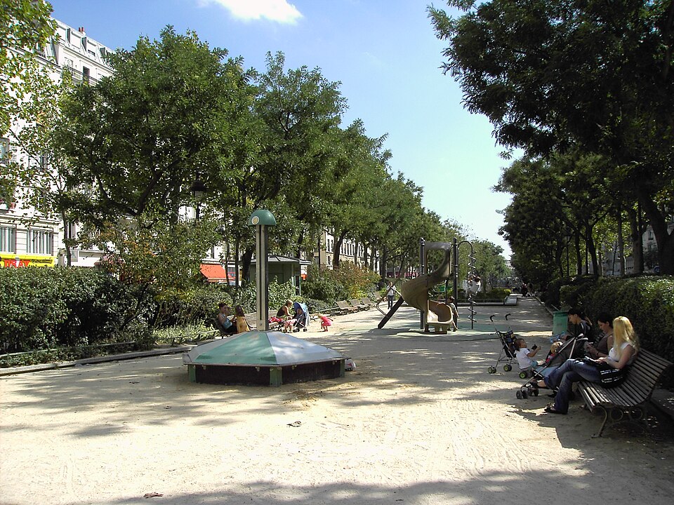 Le boulevard Jules-Ferry, qui couvre l'extrémité inférieure du canal