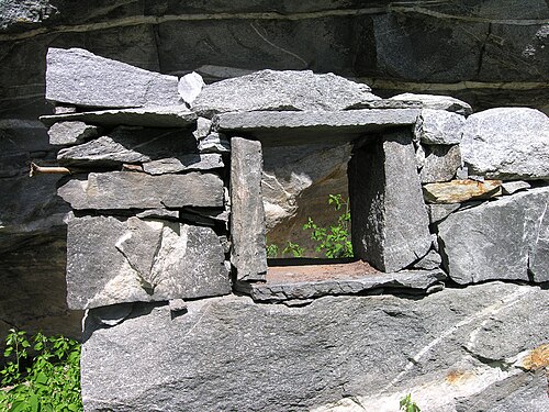 Mur en pierre sèche avec fenêtre à Bignasco, Suisse (partie italo-suisse)