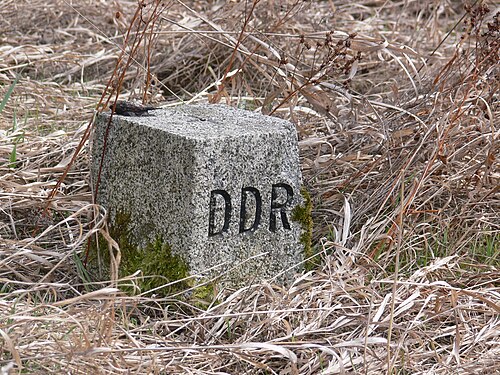 Une borne frontière est-allemande avec les lettres « DDR » (Deutsche Demokratische Republik) gravées sur le bord ouest