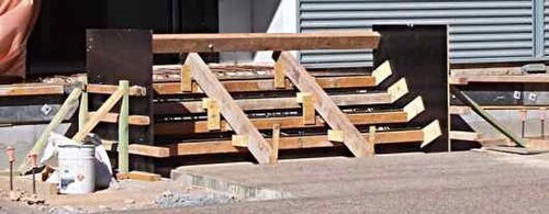 Coffrage d'escalier montrant l'utilisation de raidisseurs pour soutenir les volets de la contremarche