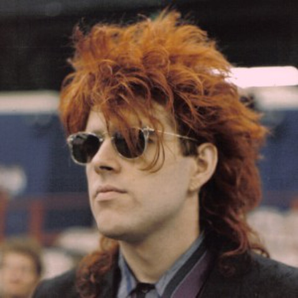 Tom Bailey des Thompson Twins en 1986 avec la coiffure Big Hair à la mode réalisée avec des applications généreuses de mousse et de laque