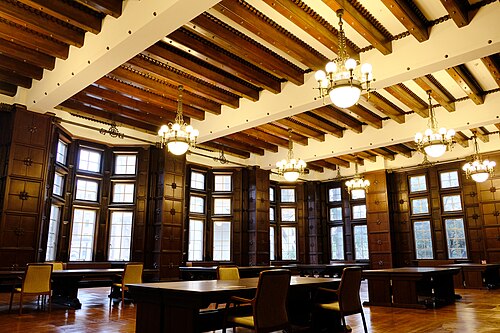 À l'intérieur de la bibliothèque générale