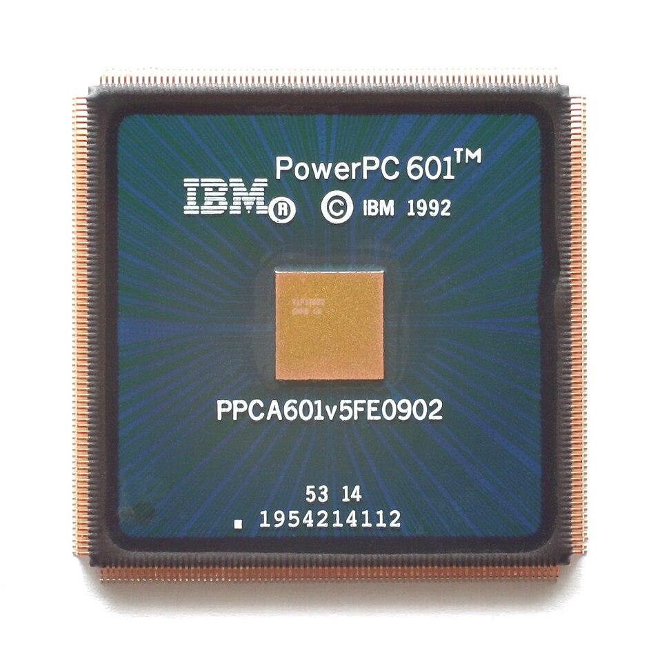 Emballage vert à quatre broches sur fond blanc, portant le logo IBM, la mention « PowerPC 601 » et le copyright 1992.