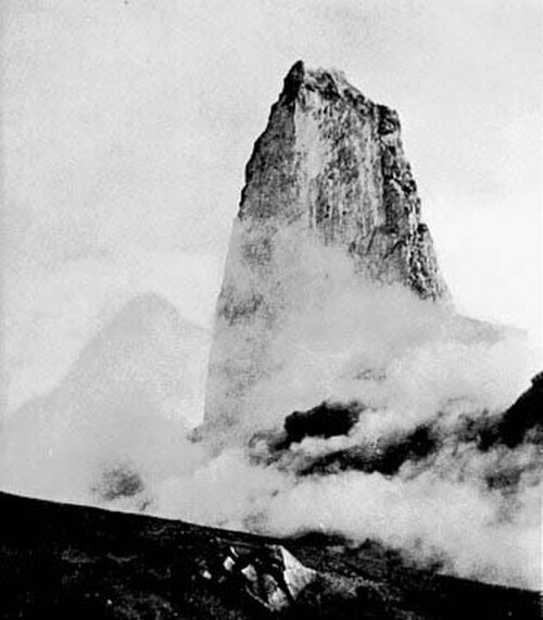La colonne de lave qui s'est formée après l'éruption de la montagne Pelée en 1902