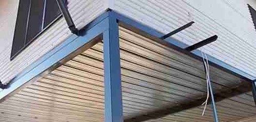 Dalle de béton coulée sur acier galvanisé laminé avec le coffrage comme partie permanente de la structure