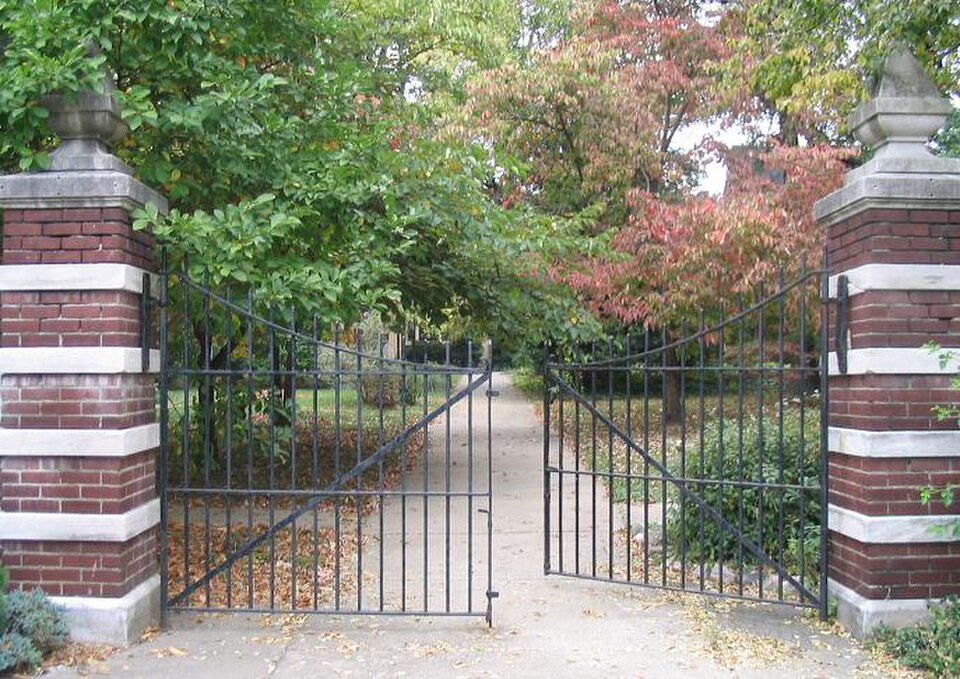 Cette porte et ses poteaux massifs n'ont pas de serrure : une porte marque une limite de propriété/utilisation et peut permettre le passage.