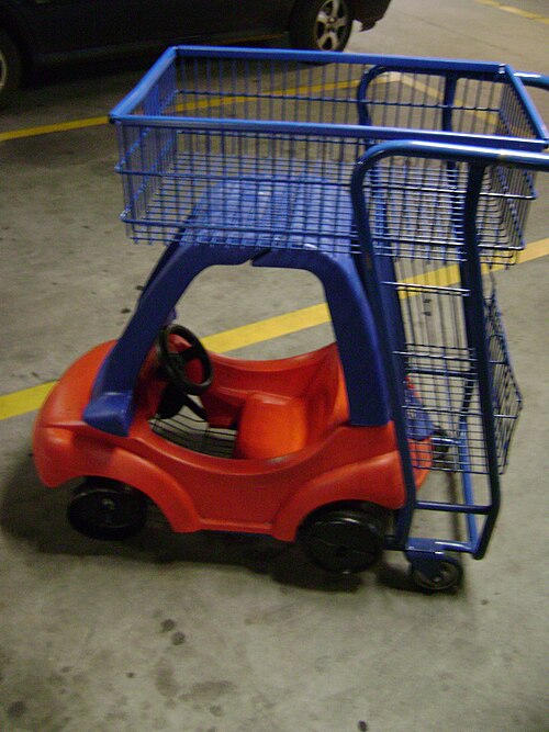 Un chariot de courses avec de la place pour un petit enfant