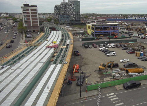 Vue aérienne d'une gare ferroviaire surélevée partiellement construite