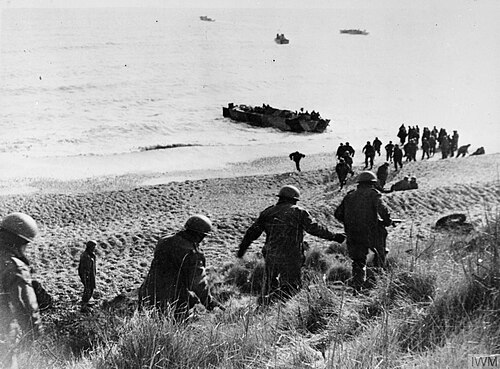 Des hommes descendent d'une falaise en courant vers un bateau qui les attend sur le rivage