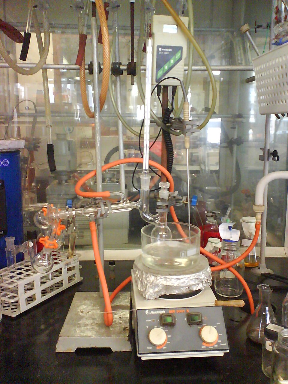 Distillation à l'aide d'un appareil semi-microscopique. Sa conception sans joint élimine le besoin d'assembler les pièces. Le ballon en forme de poire permet de récupérer la dernière goutte de résidu, contrairement à un ballon à fond rond de même volume. Le faible volume de rétention limite les pertes. Un dispositif de convoyage permet de répartir les différents distillats dans trois ballons de réception. Si nécessaire, la distillation peut être effectuée sous vide grâce à l'adaptateur prévu à cet effet sur le dispositif.