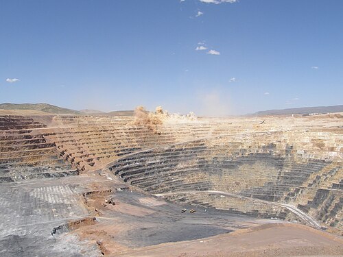Les machines sont minuscules comparées à la taille de cette mine.