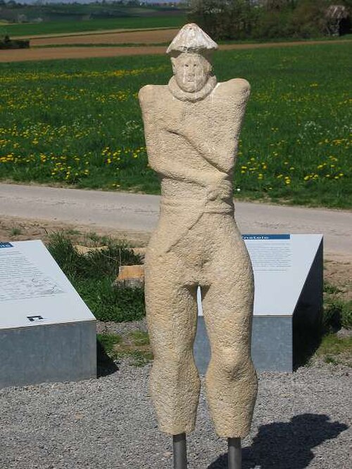 Le guerrier de la culture Hallstatt de Hirschlanden porte un chapeau pointu ou un casque.