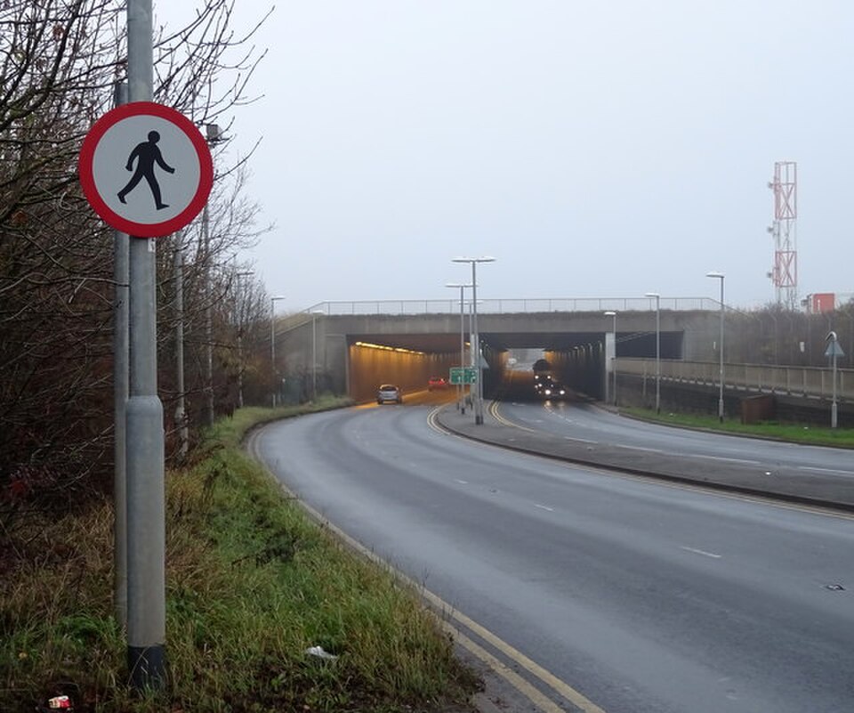 Dans les années 1980, l'aéroport international de Leeds Bradford a étendu sa piste pour accueillir des avions gros-porteurs en construisant un viaduc au-dessus de la route A658.