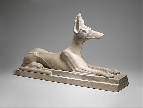 Anubis couché ; 664–30 av. J.-C. ; calcaire, peint à l'origine en noir ; hauteur : 38,1 cm, longueur : 64 cm, largeur : 16,5 cm ; Metropolitan Museum of Art