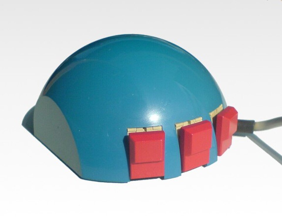 La souris Logitech, rebaptisée plus tard P4, a été conçue par Jean-Daniel Nicoud et André Guignard. Commercialisée pour la première fois en 1982, il s'agissait de la première souris d'ordinateur de Logitech et de l'une des premières souris disponibles dans le commerce. Ce modèle particulier était vendu avec le micro-ordinateur Smaky.