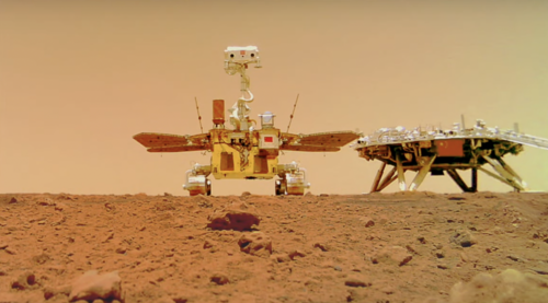 Selfie du groupe du rover Zhurong avec l'atterrisseur Tianwen-1 pris après l'atterrissage réussi.