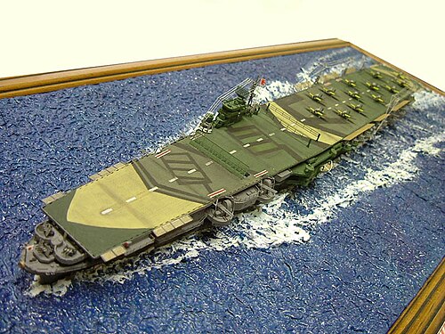 Un modèle assemblé à l'échelle 1/700 de Tamiya du porte-avions japonais Zuikaku complété par des accessoires de photodécoupe de rechange.