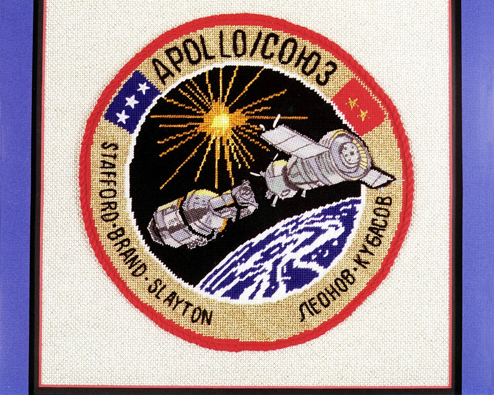 L'un des écussons cousus à la main pour la mission Apollo-Soyouz, créé par des membres de l'American Needlepoint Guild.