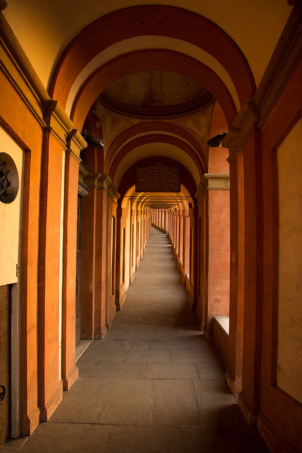 Le portique de San Luca à Bologne, en Italie, est peut-être le plus long du monde.