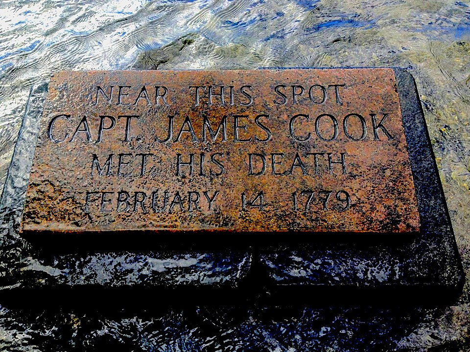 Plaque portant l'inscription : « C'est près d'ici que le capitaine James Cook a trouvé la mort, le 14 février 1779. »