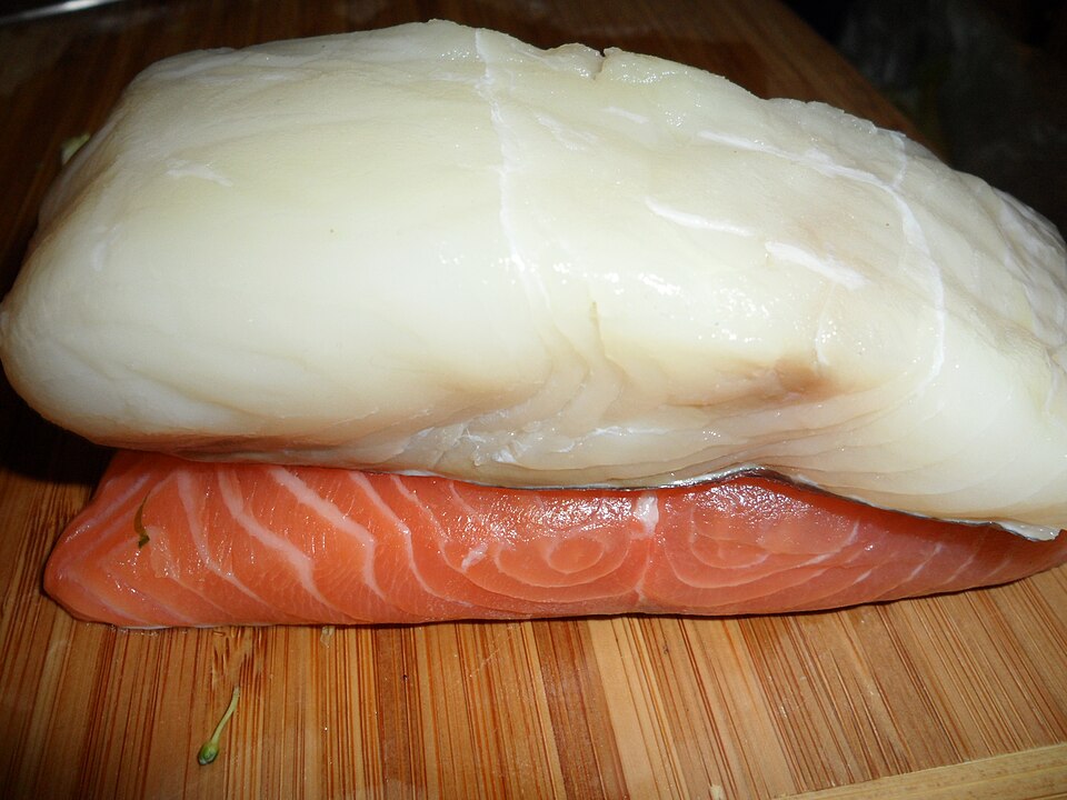 Filet de flétan (un poisson blanc) sur un filet de saumon (un poisson pélagique)