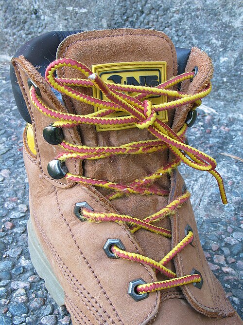 Chaussure de montagne avec 6 œillets, 4 crochets, suivis de 2 œillets supplémentaires