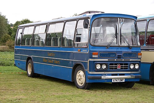 Bedford SB à carrosserie Duple Dominant I. Il s'agit d'une carrosserie étroite (7'6" au lieu des 8" standard), qui a conservé le style d'origine du panneau avant.