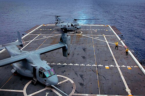 Héliports sur le pont d'envol de l'USS San Antonio